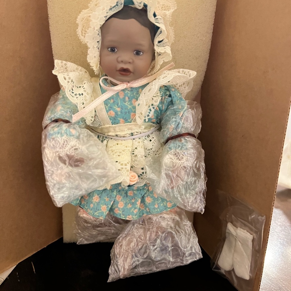 Ashton Drake Yolanda Bello Porcelain Mini doll 'Danielle'
Collectible